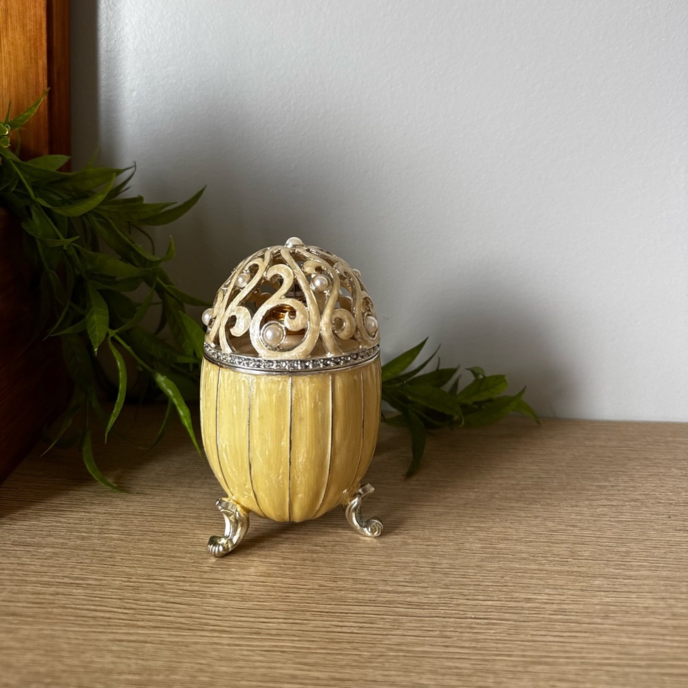 Scent diffuser Cream and Gold Decorative Egg